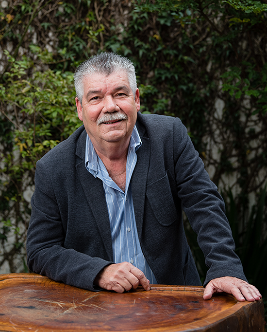 Nas horas vagas, o morador de Alphaville gosta de cuidar das suas plantas. "Aqui tem pimenteira, lichia. É o meu cantinho que eu adoro cuidar." - Foto: Diego Rabello