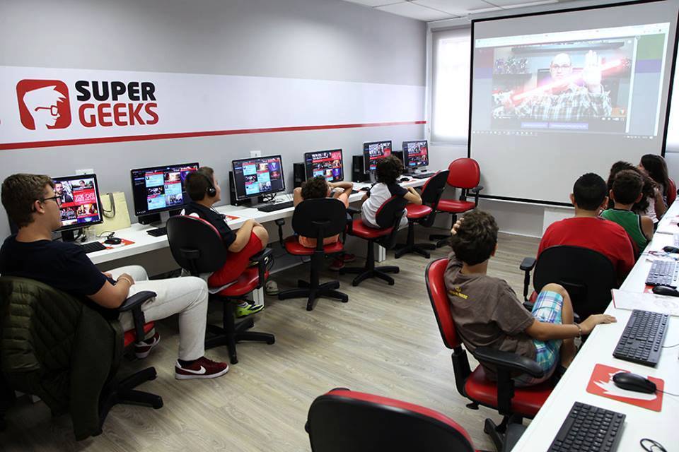 Com programação fácil, plataforma de jogos ajuda adolescentes a faturar  milhões. - CBSI