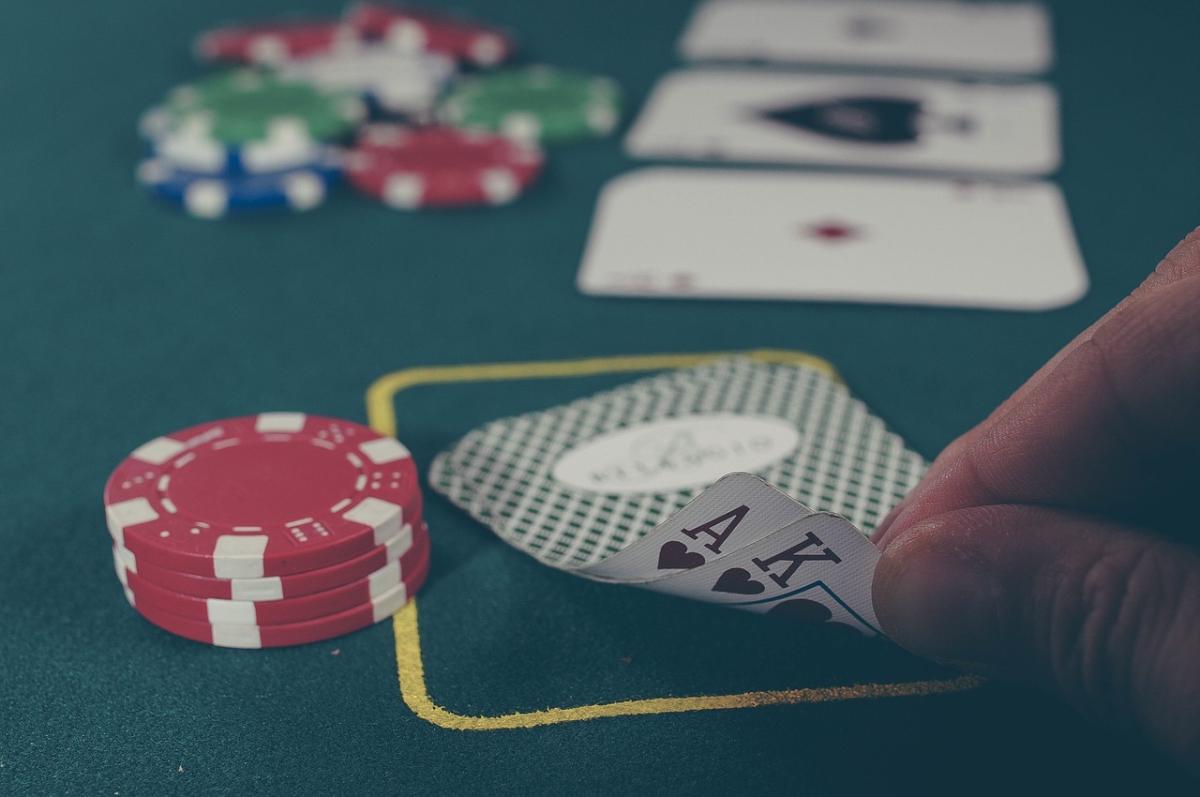 Jogar pôquer apostando dinheiro não é ilegal