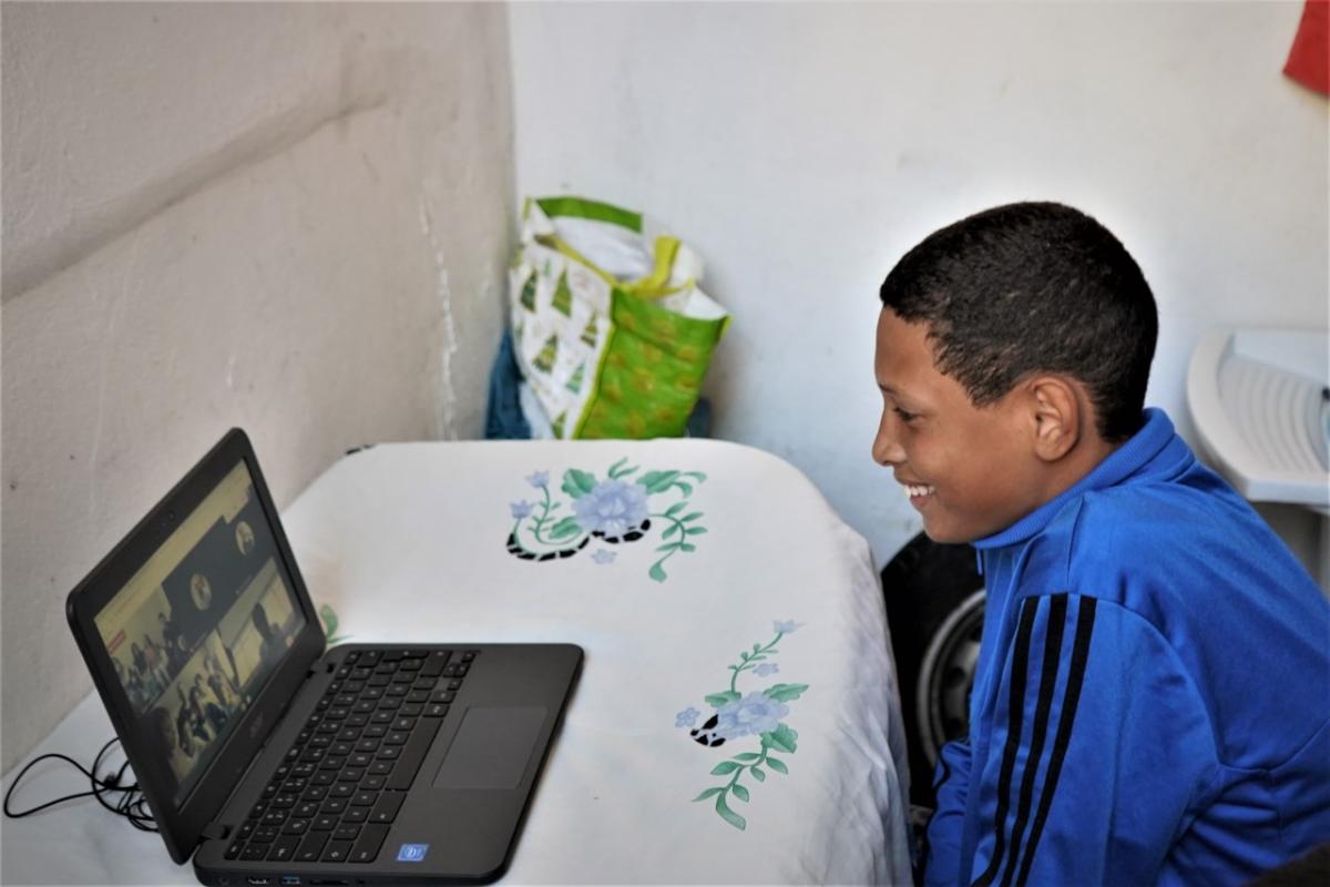 Mais de dois mil alunos da rede pública de Barueri recebem computadores em casa