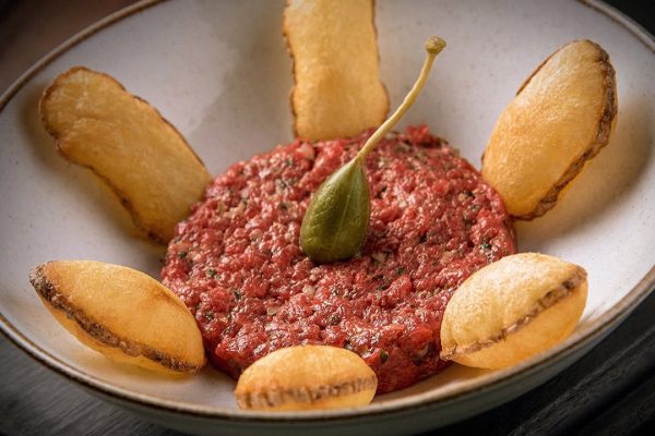 Conheça nosso Steak Tartare, um clássico culinário imperdível.Preparado com maestria, o Steak Ta